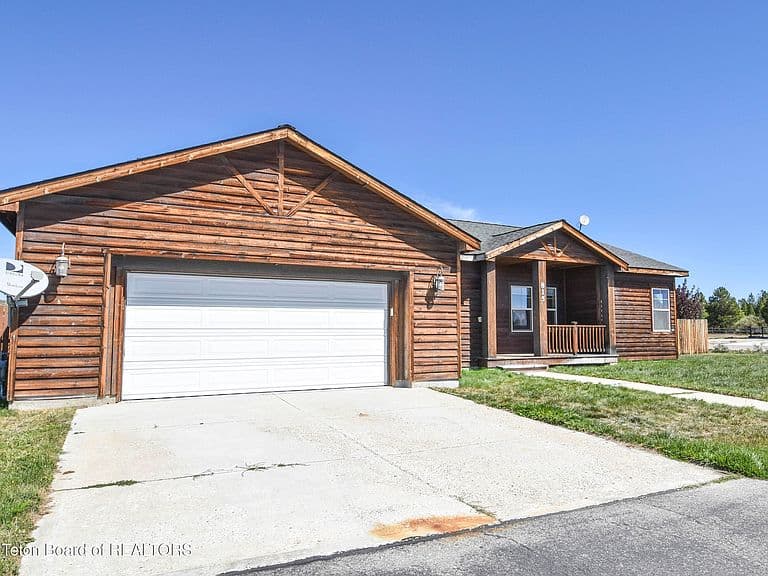 815 Driftwood St photo 3