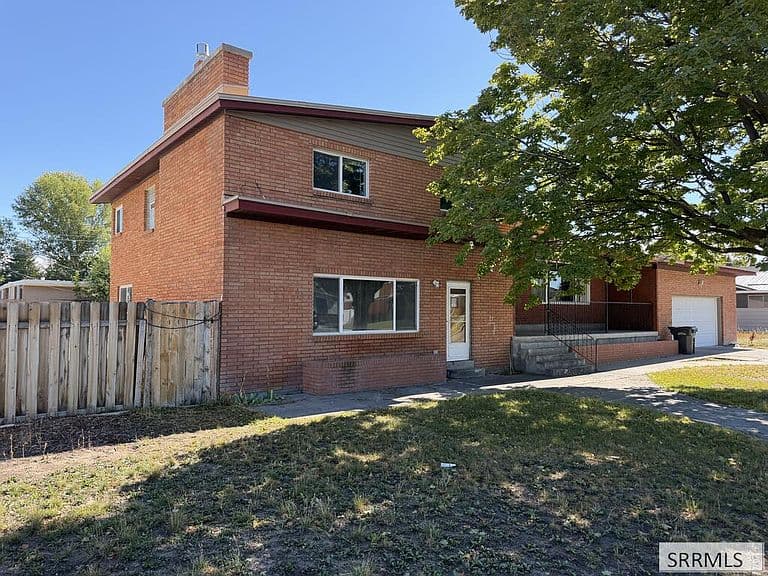 1235 Terry Dr photo 3