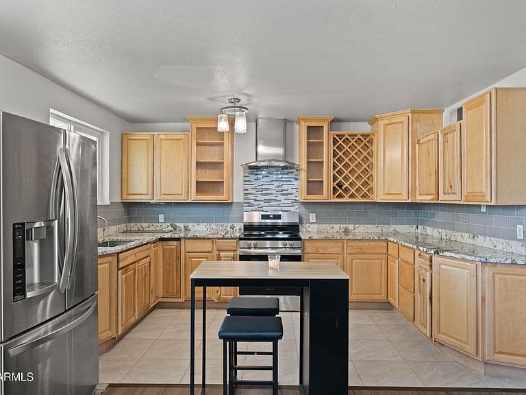 5802 N 61st Dr photo 4