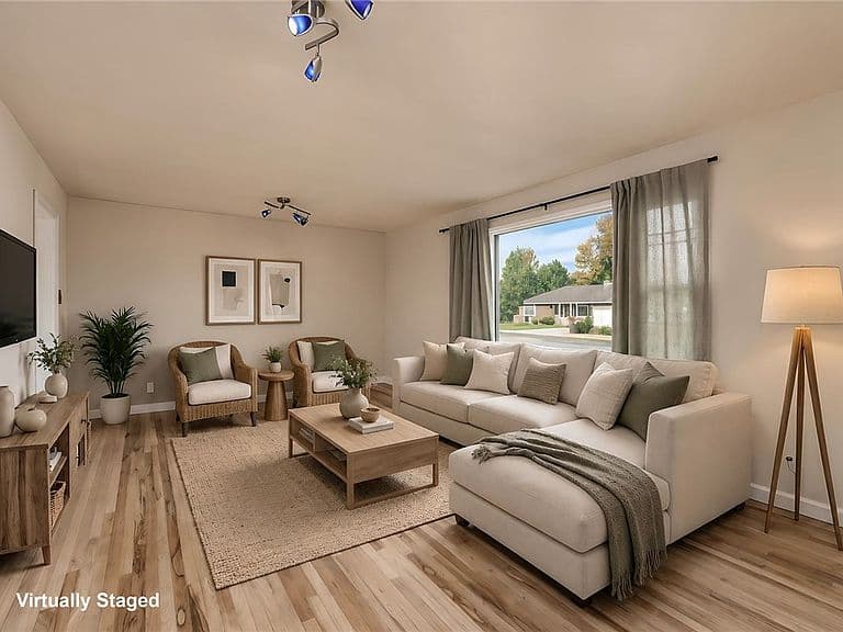 928 Parkhill Dr photo 2