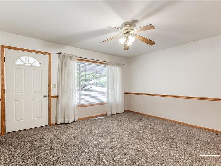 469 Linden Ave photo 4