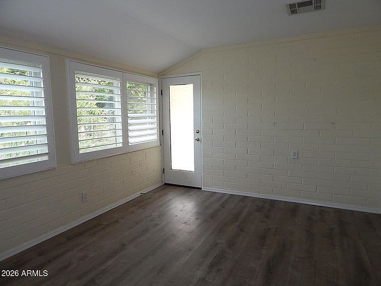 10437 W CHERYL Drive photo 4