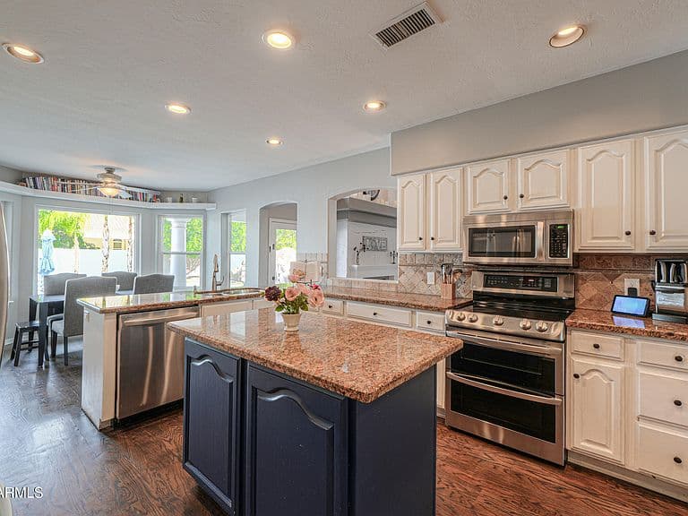 4038 E Glencove St photo 3