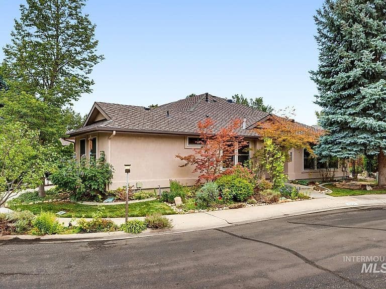 4854 N Lakeview Pl photo 2