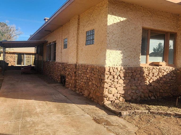 1228 E 9th St photo 3