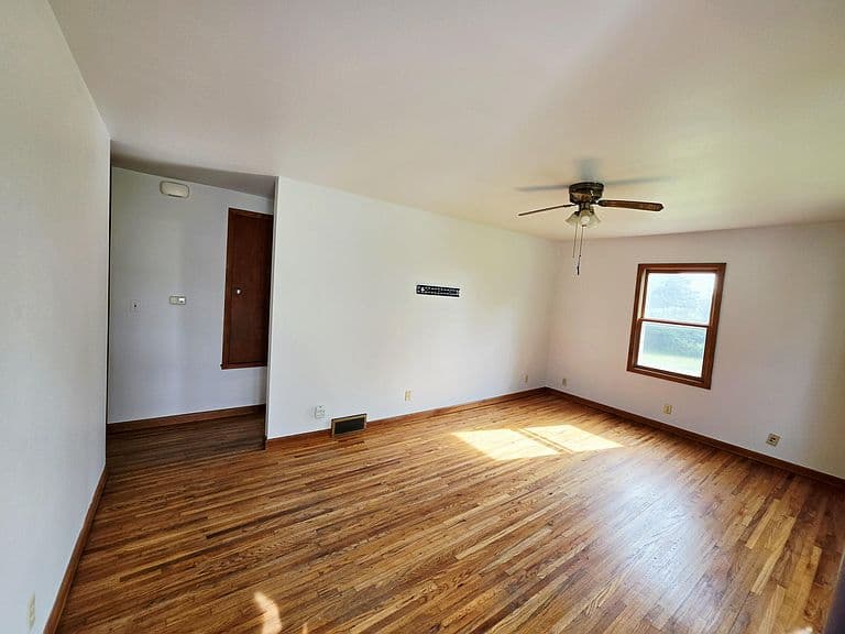 100 E James St photo 4