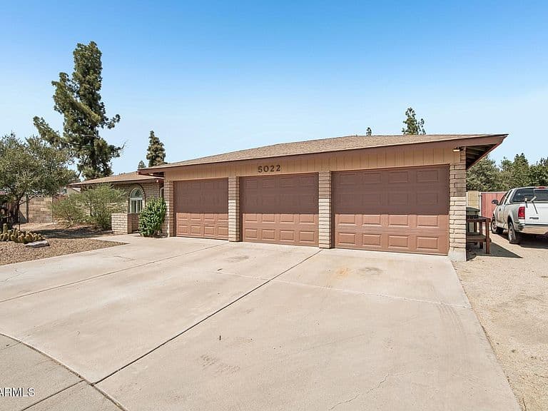 5022 W HARMONT Drive photo 2
