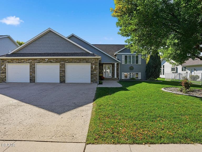 605 Evergreen Dr photo 1