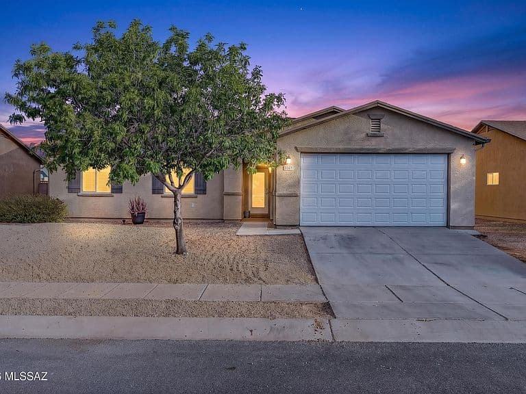 8367 W Kittiwake Ln photo 1