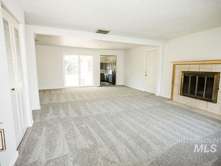 684 Crestview Dr photo 3