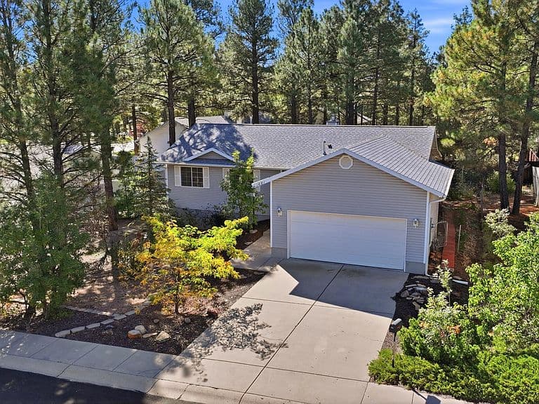 1681 W Oliver photo 1