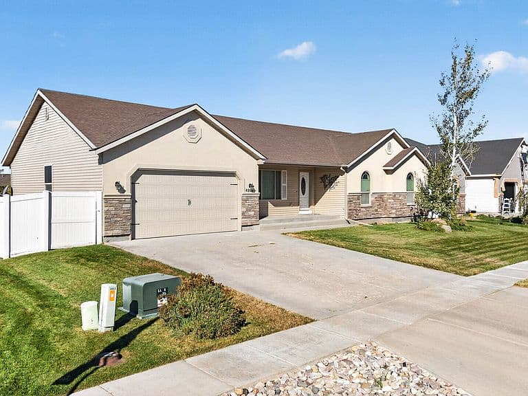 4865 Sabrina Dr photo 3