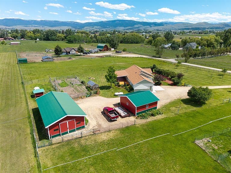610 Cody Ln photo 1