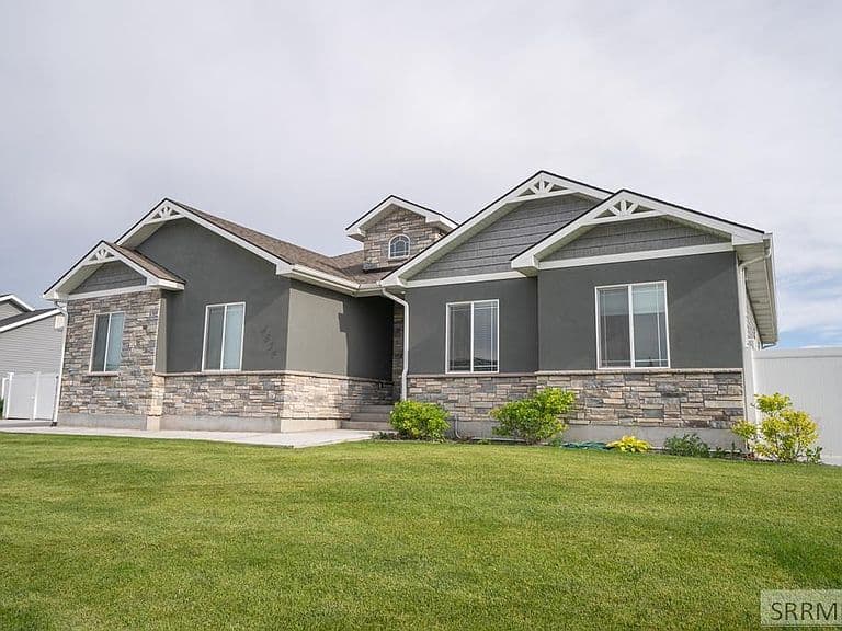 4828 E Luxor Dr photo 1