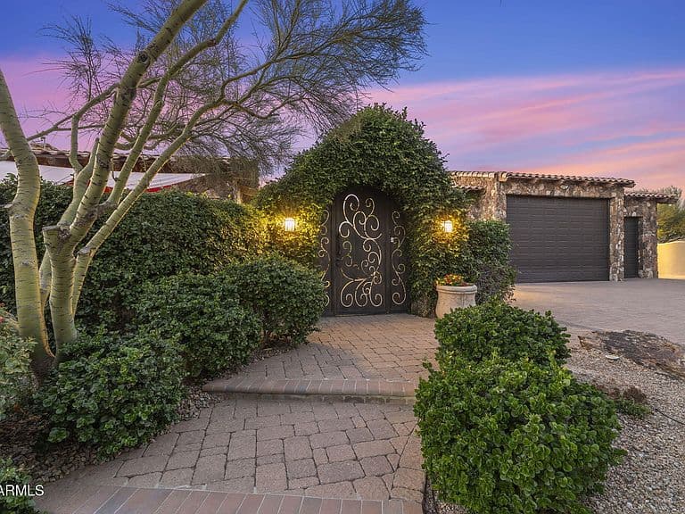 8449 E DIXILETA Drive photo 2