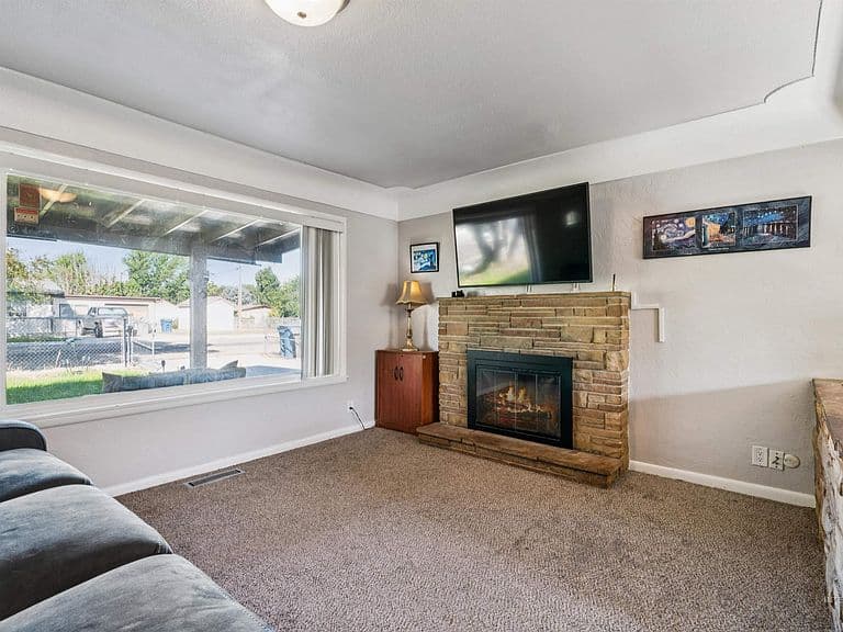 424 Meyer Ave photo 2