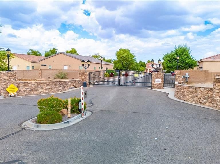 2399 Stonecrest Dr photo 3