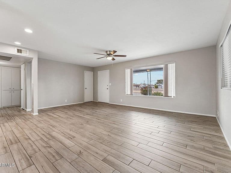 5422 E UNIVERSITY Drive photo 4