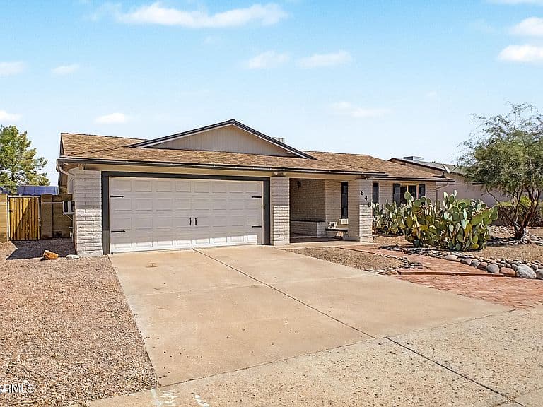 648 W KILAREA Avenue photo 2