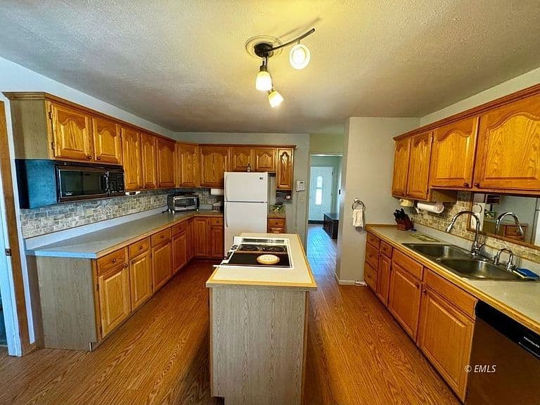 2905 Sudlow St photo 5