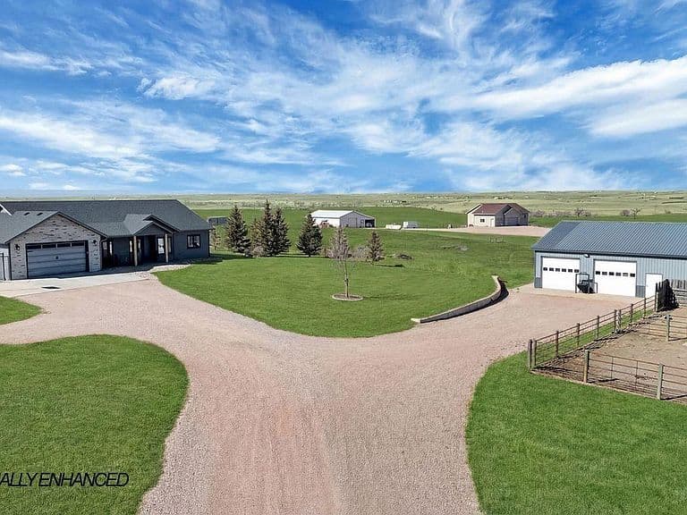 22869 Gateway Dr photo 2