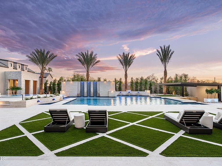 7031 E Paradise Dr photo 2