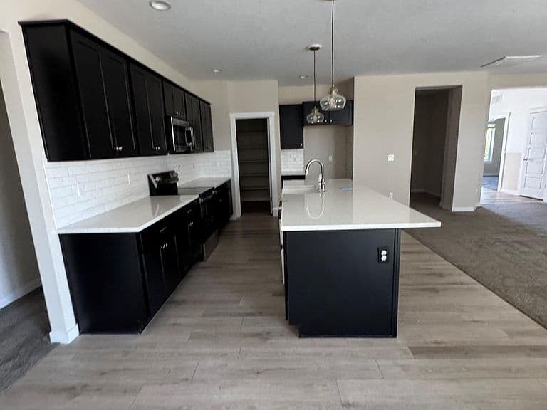 2815 N Klemmer Ave photo 4