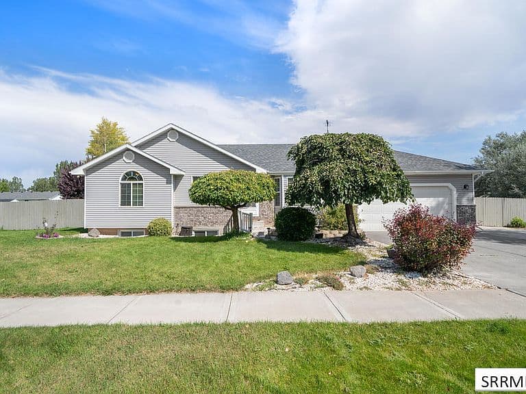 4225 E Birchwood Cir photo 1