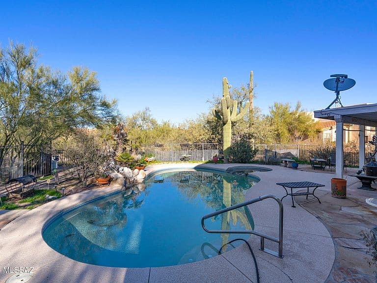 6151 N Panorama Pl photo 4