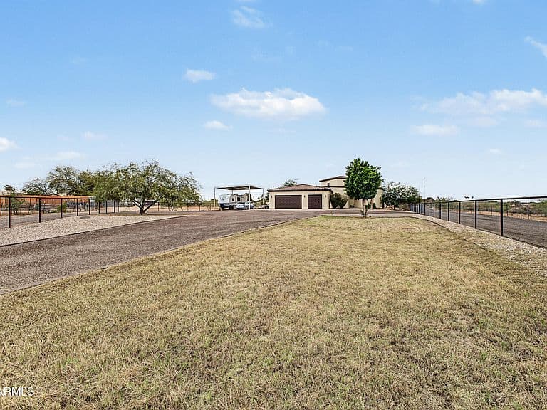 10819 E THE GRIFFIN Way photo 2