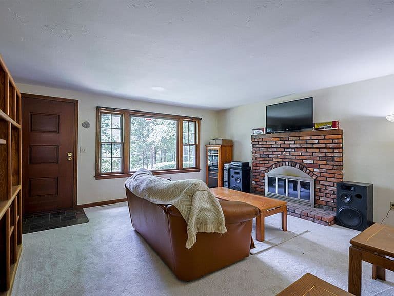 19 Comstock Drive photo 3