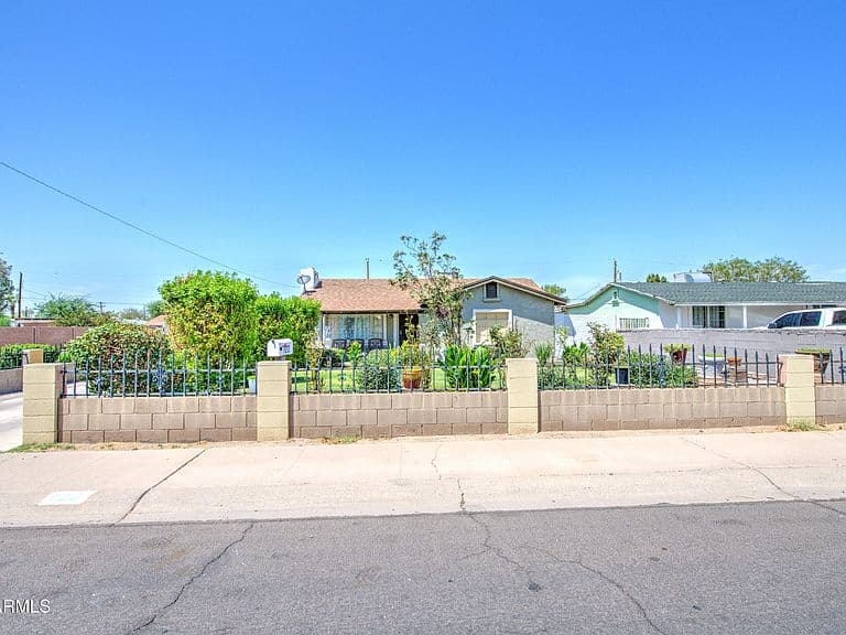 122 W GROVE Street photo 3