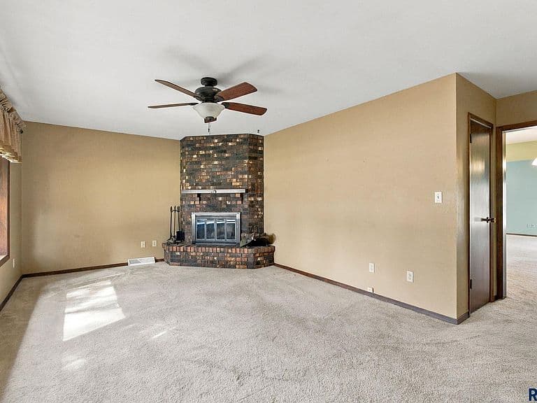 406 Johnson Ave photo 4