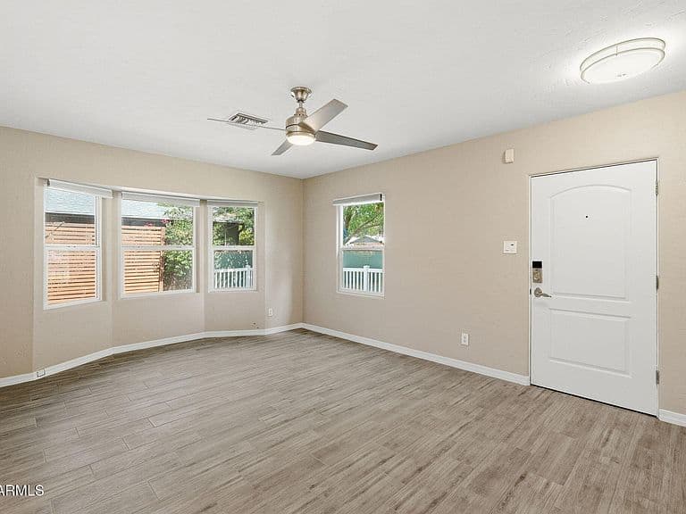 1046 E CLARENDON Avenue photo 4