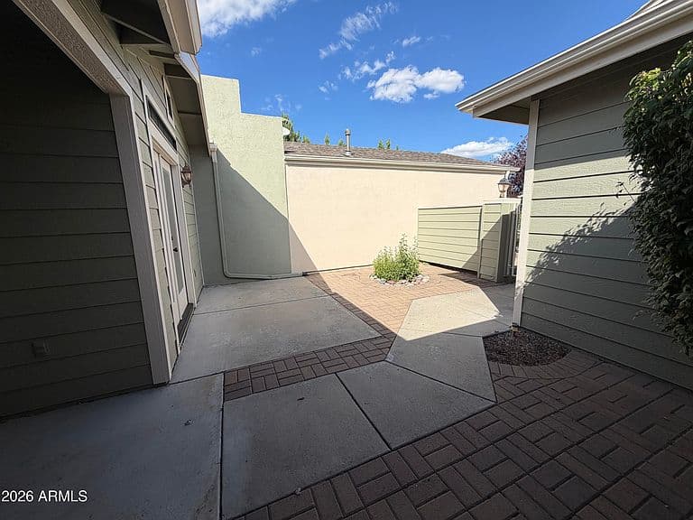 3347 Iris Lane photo 4