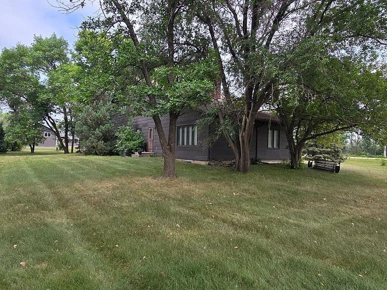 705 Main Ave photo 3