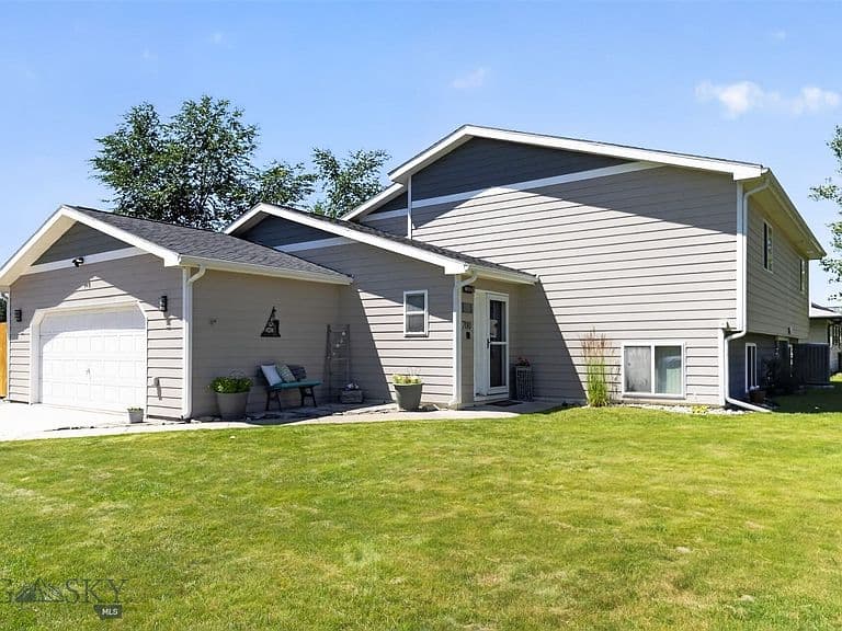 700 Mayfair Dr photo 1