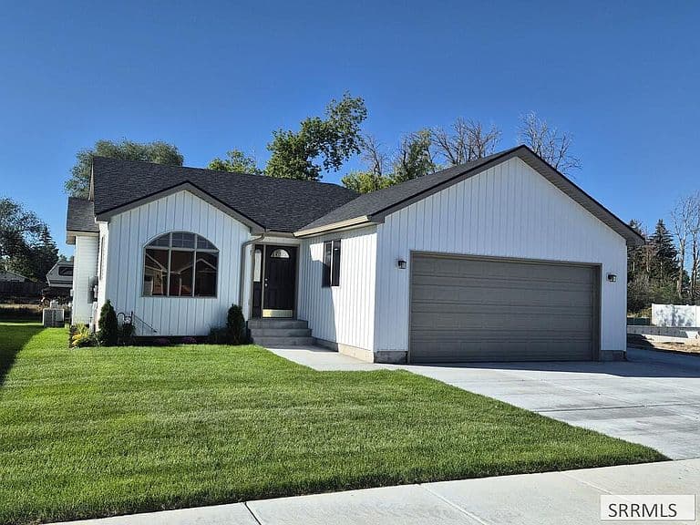 1069 Harris Loop photo 1