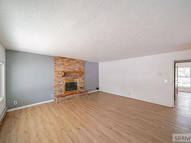 374 3rd St photo 4