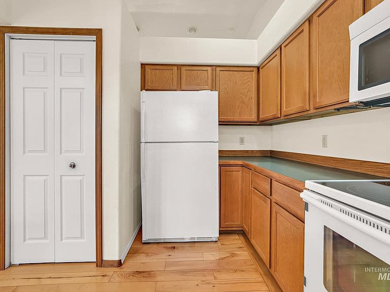 183 Rainbow Dr photo 4