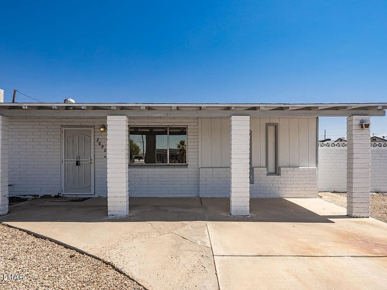 2090 Alta Vista Dr photo 2
