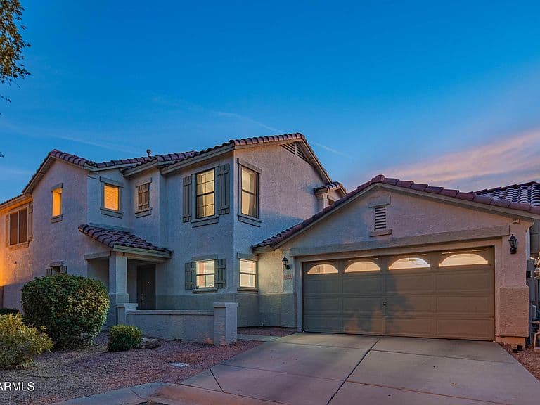 1075 E PARKVIEW Court photo 1
