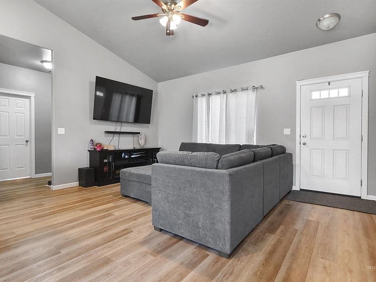 612 Heidi Ave photo 4