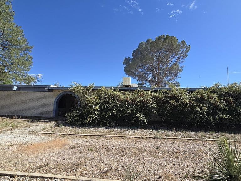 1110 E Justin St photo 1