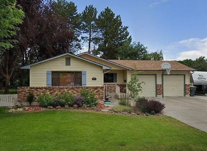 871 Henderson Dr photo 1
