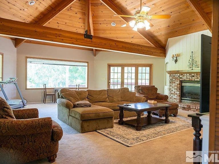 2285 Hedgewood Dr photo 2