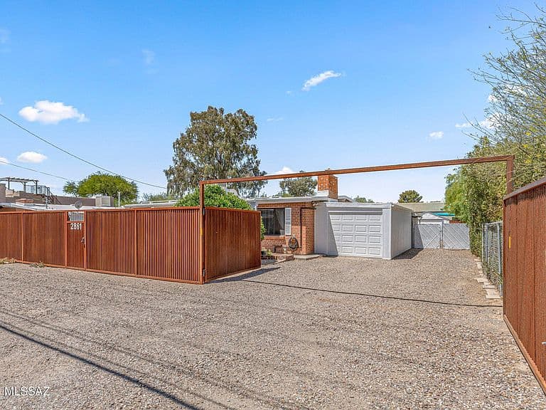 2861 N Swan Rd photo 3