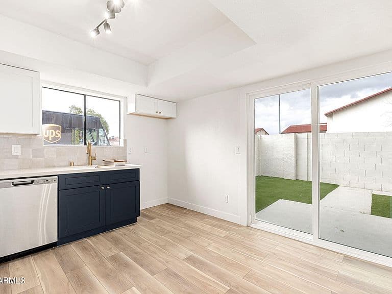 2832 E WALTANN Lane #1 photo 5