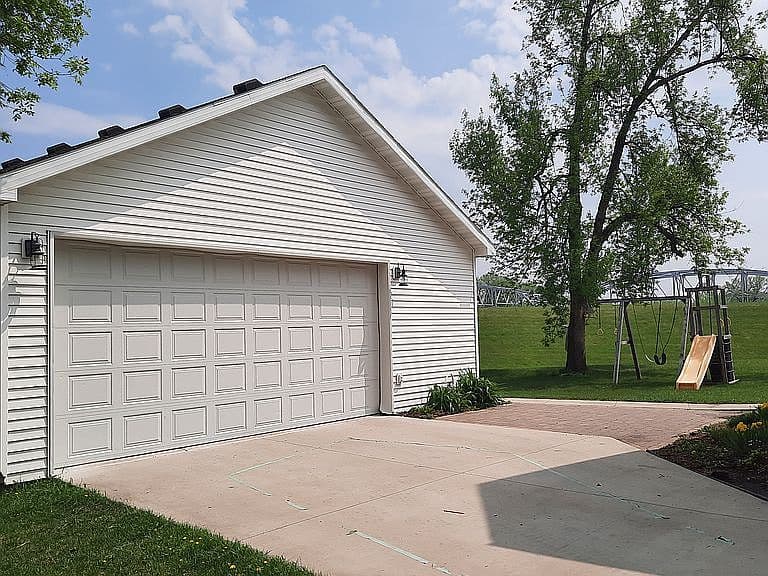 1604 Lewis Blvd photo 3
