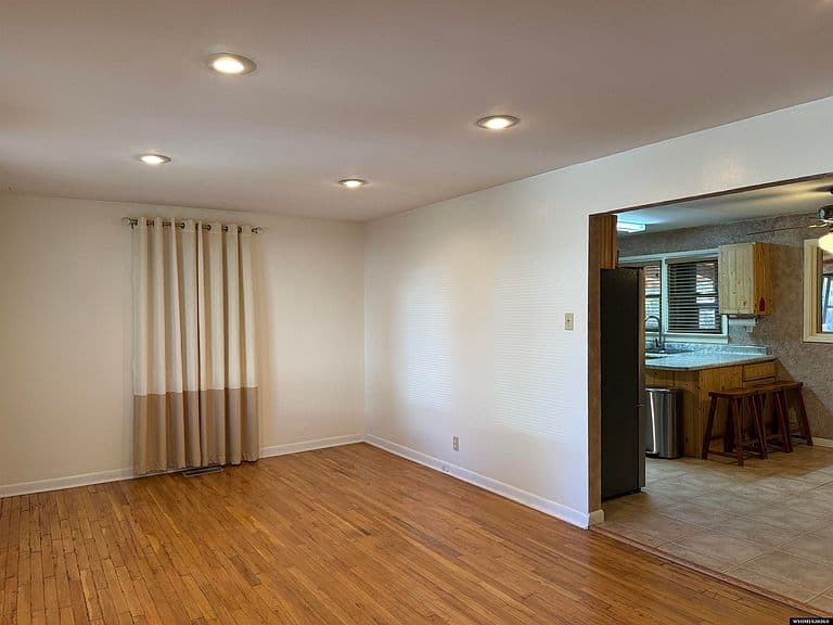 541 Ryan St photo 5